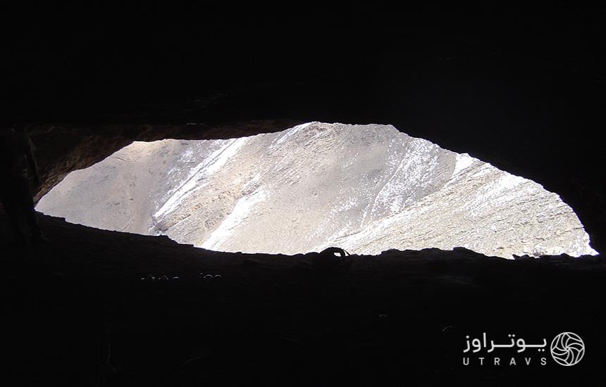 غار «مغان» مشهد؛ نمایی از کوهِ روبه‌رو از زاویه دید تاریک داخل غار